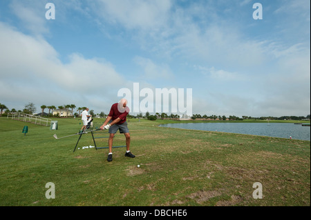 Einwohner des Dorfes an der Sarasota Golf Driving Range in den Dörfern, Florida USA. Die Dörfer Florida. Stockfoto