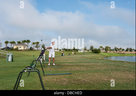 Einwohner des Dorfes an der Sarasota Golf Driving Range in den Dörfern, Florida USA. Die Dörfer Florida. Stockfoto