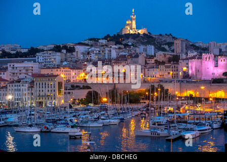 Marseille Frankreich, romantische Stadtlandschaften des Vieux Port-Bereichs, bei Abenddämmerung Stockfoto