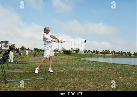 Einwohner des Dorfes an der Sarasota Golf Driving Range in den Dörfern, Florida USA. Die Dörfer Florida. Stockfoto