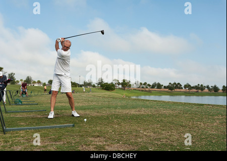 Einwohner des Dorfes an der Sarasota Golf Driving Range in den Dörfern, Florida USA. Die Dörfer Florida. Stockfoto