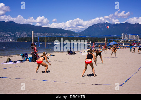 Beach-Volleyball-Spieler am Kitsilano Beach. Vancouver, British Columbia, Kanada. Stockfoto