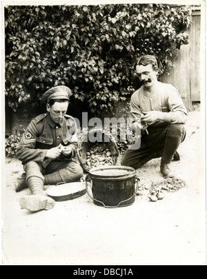 Ein Foto, das Rote Kreuz-Ordensleute zeigt, die während des Ersten Weltkriegs in Frankreich arbeiteten, verwundete Soldaten betreuten und bei der medizinischen Versorgung assistierten. Stockfoto