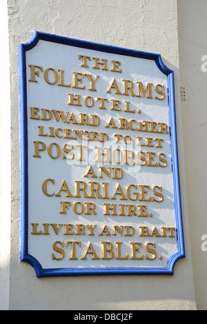 Altes Kutschschild vor dem Foley Arms Hotel, Worcester Road, Great Malvern, Worcestershire, England, Vereinigtes Königreich Stockfoto