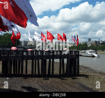 Türkische und britische Flaggen im Wind zu schweben Stockfoto