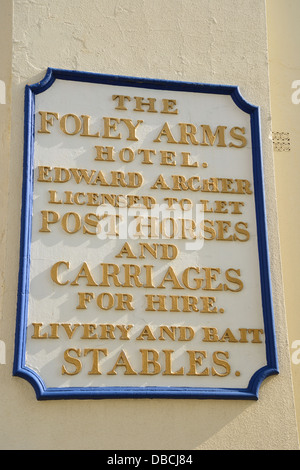 Altes Kutschschild vor dem Foley Arms Hotel, Worcester Road, Great Malvern, Worcestershire, England, Vereinigtes Königreich Stockfoto