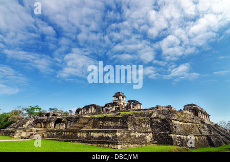 Eine Weitwinkel-Ansicht zeigt den gesamten Palast in den Maya-Ruinen von Palenque in Chiapas, Mexiko Stockfoto