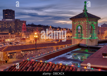 Foto von einer Einkaufsstraße dekoriert für die Weihnachtsferien. Country Club Plaza in Kansas City Missouri Stockfoto