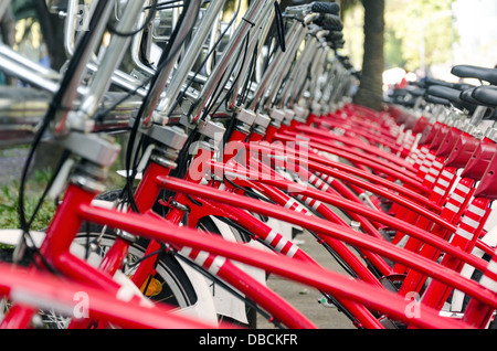 Lange Reihe der roten Fahrräder in Mexiko-Stadt für die öffentliche Nutzung Stockfoto