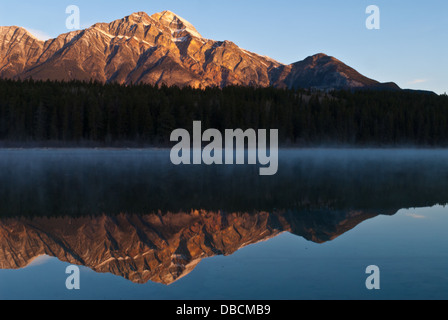 Pyramide-Berg spiegelt sich in den frühen Morgenstunden auf Nebel bedeckt, Patricia Lake, Jasper-Nationalpark Stockfoto