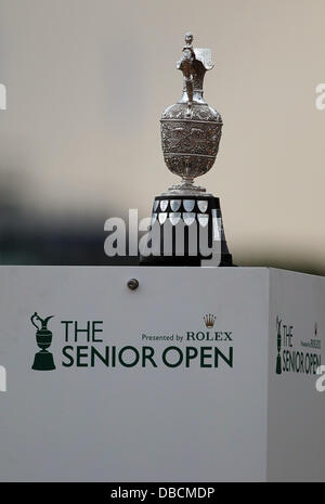 Southport, England. 28. Juli 2013. Die Senior Open Trophy auf dem Display auf das 18. Loch während des 4. und Finale der Senior Open Championship von Royal Birkdale. Die Trophäe geht an einen letzten Tag wie Bernhard Langer (GER) und Mark Wiebe (USA) am Montag Morgen ihren spielen aus Kredit abschließen: Action Plus Sport/Alamy Live News Stockfoto