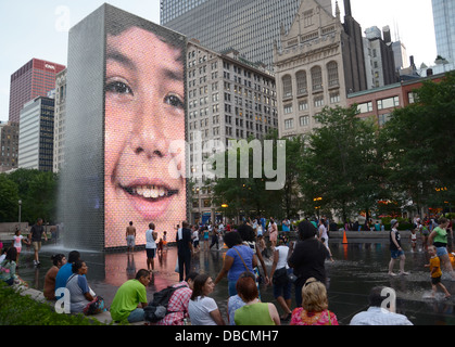 CHICAGO - 18.Juli: Menschen suchen Erholung von der Hitze am Krone-Brunnen in der Innenstadt von Chicago am 18. Juli 2013. Stockfoto