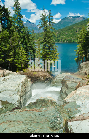 Unteren Myra fällt fließend in Buttle Lake mit Bergen im Hintergrund, Strathcona Provincial Park, Britisch-Kolumbien Stockfoto