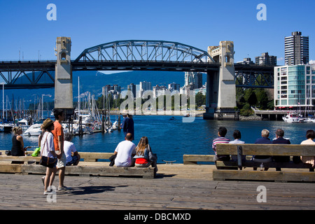 Blick auf Burrard Street Bridge und False Creek von Granville Island. Vancouver, BC, Kanada. Stockfoto