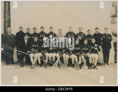Dieses Foto zeigt den Vancouver Lacrosse Club, der Mitglieder des Teams während eines Lacrosse-Spiels in Vancouver in Aktion hält. Stockfoto