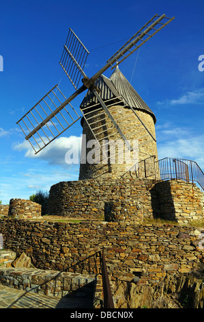 Alte Steinwindmühle Collioure, Roussillon, Pyrenees Orientales, Frankreich Stockfoto