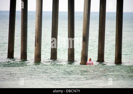 Huntington Beach, CA, USA. 28. Juli 2013. 28. Juli 2013: Hawaiis Carissa Moore Wellen warten, während die Vans uns Open of Surfing Wettbewerb in Huntington Beach, CA. Credit: Csm/Alamy Live-Nachrichten Stockfoto