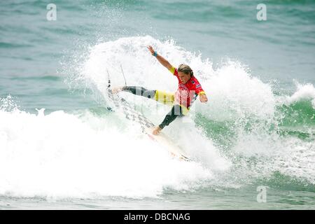 Huntington Beach, CA, USA. 28. Juli 2013. 28. Juli 2013: Courtney Conlogue (USA) reitet diese Welle während Förderwettbewerbs Vans uns Open of Surfing in Huntington Beach, CA. Credit: Csm/Alamy Live-Nachrichten Stockfoto