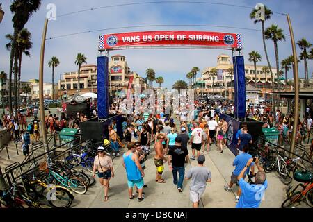 Huntington Beach, CA, USA. 28. Juli 2013. 28. Juli 2013: Das Publikum bei den Vans uns Open of Surfing-Wettbewerb findet am Huntington Beach, CA. Credit: Csm/Alamy Live-Nachrichten Stockfoto