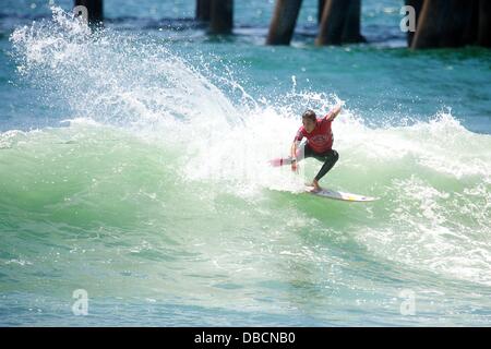 Huntington Beach, CA, USA. 28. Juli 2013. 28. Juli 2013: Sally Fitzgibbons Australiens reitet diese Welle während Förderwettbewerbs Vans uns Open of Surfing in Huntington Beach, CA. Credit: Csm/Alamy Live-Nachrichten Stockfoto