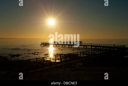 Sonnenuntergang über den Holzsteg der Hamelin Pool Shark Bay World Heritage Area, Western Australia Stockfoto