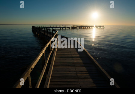 Sonnenuntergang über den Holzsteg der Hamelin Pool Shark Bay World Heritage Area, Western Australia Stockfoto