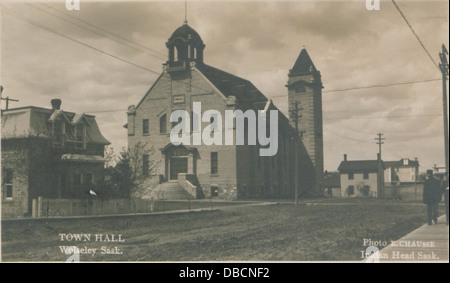 Ein Foto des Rathauses in Wolseley, Saskatchewan, Kanada, zeigt die Architektur des Gebäudes und die Umgebung. Das Bild spiegelt die öffentlichen Gebäude der Stadt aus dem frühen 20. Jahrhundert wider. Stockfoto