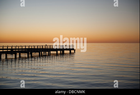 Sonnenuntergang über den Holzsteg der Hamelin Pool Shark Bay World Heritage Area, Western Australia Stockfoto