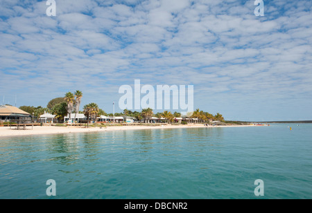 Blick auf Monkey Mia Holiday Resort und sandigen Strand von Bootfahren Pier, Shark Bay Welterbegebiet, Western Australia Stockfoto