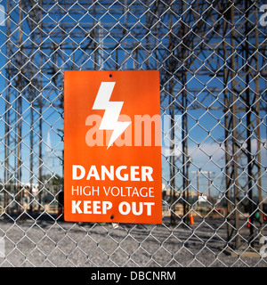 Gefahr - Unterhalt aus Schild am Zaun rund um Umspannwerk Stockfoto