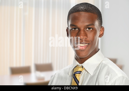 Porträt der jungen afrikanischen amerikanischen Geschäftsmann lächelnd innerhalb von Gebäuden Stockfoto