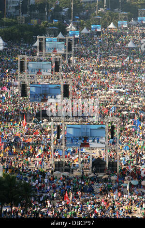 Strand der Copacabana, Rio De Janeiro, Brasilien. 27. Juli 2013. Pilger versammeln sich seit dem frühen Morgen für den Campus Fidei Vigil der Welt Jugend Tag 2013. Konzerte und Zeremonien wurden entlang des Strandes von 26 hochauflösende Bildschirme übertragen. Bildnachweis: Maria Adelaide Silva/Alamy Live-Nachrichten Stockfoto