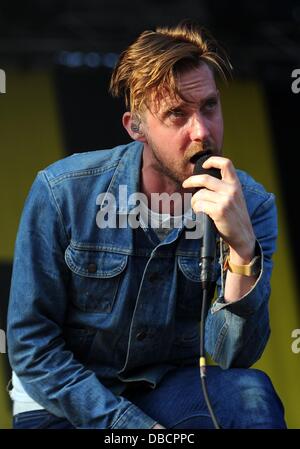 Paaren/Glien, Deutschland. 28. Juli 2013. Sänger Ricky Wilson von der englischen Band Kaiser Chiefs steht auf der Bühne auf dem Greenvile Festival in Paaren/Glien, Deutschland, 28. Juli 2013. Das Festival findet vom 26. bis 28. Juli 2013 in der Nähe von Berlin. Foto: BRITTA PEDERSEN/Dpa/Alamy Live News Stockfoto