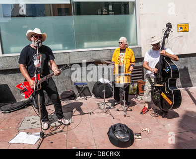 Rock-Trio als Straßenmusikant in Brighton, England, UK Stockfoto