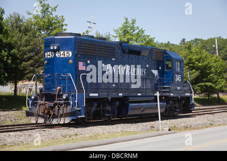 Eine Pfanne bin Eisenbahn Lokomotive ist durch den Verso Papierfabrik in Bucksport, Maine abgebildet. Stockfoto