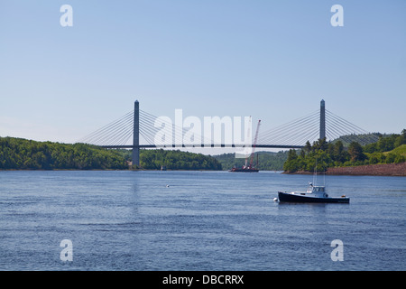 Penobscot Narrows Bridge ist über zwischen Prospekt und Verona Island, Maine abgebildet. Stockfoto
