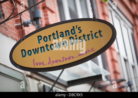 Ein Zeichen, das liest "Portland Downtown District Liebe. In der Innenstadt. Mehr "ist abgebildet in Portland, Maine Stockfoto