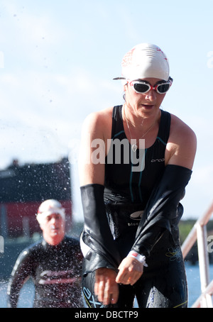 Schwimmer verlassen das Wasser von den royal Victoria Docks für den Übergang vom Schwimmen, Fahrrad, der 2013 Virgin Active London Triathlon Stockfoto