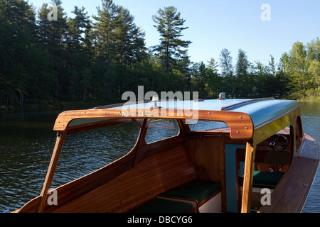 Ein Holzboot liegt auf Sebago See im Süden Casco, Maine Stockfoto