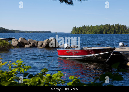 Eine Motorboot liegt auf Sebago See im Süden Casco, Maine Stockfoto