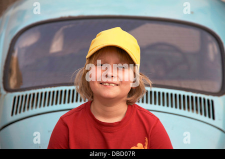 Junge vor VW Käfer Stockfoto