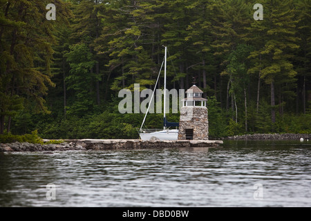 Abgebildet ist ein Mini-Leuchtturm auf Sebago See im Süden Casco, Maine Stockfoto