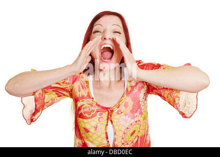 Wütend best Ager-Frau mit Händen an den Mund laut zu schreien Stockfoto