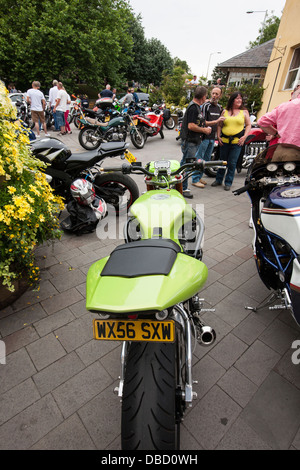 Regelmäßige UK Bike Meet und Bike Festival in der Marktstadt Calne in Wiltshire. Biker versammeln sich, um ihre Fahrräder zu zeigen und sich zu treffen. Stockfoto