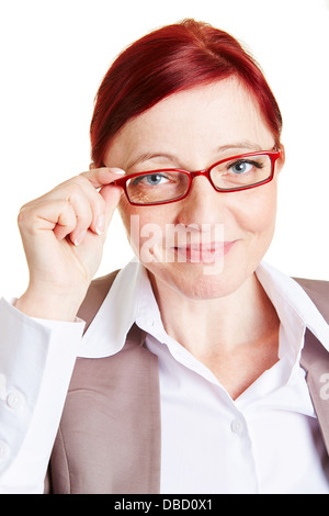 Best Ager-Business-Frau lächelnd und berühren Brille Brille Stockfoto