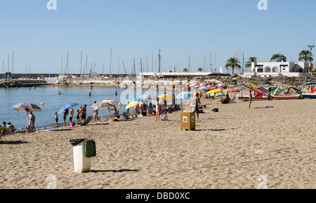 Der Strand von Fuengirola mit Hafen im Hintergrund. Andalusien, Costa Del Sol, Spanien. Stockfoto