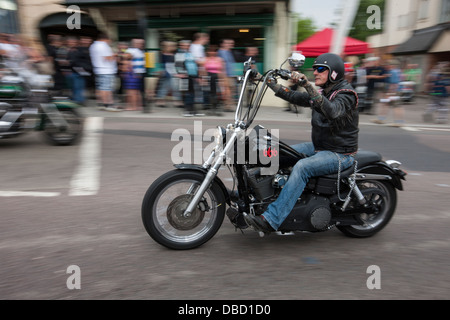 Regelmäßige UK Bike Meet und Bike Festival in der Marktstadt Calne in Wiltshire. Biker versammeln sich, um ihre Fahrräder zu zeigen und sich zu treffen. Stockfoto
