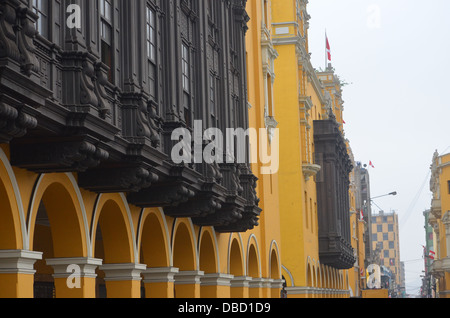 Kunstvoll geschnitzten Holzbalkonen in der spanischen Kolonialzeit Plaza de Armas in Lima, Peru Stockfoto