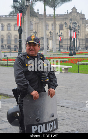 Peruanische militärische Präsenz vor dem Präsidentenpalast, Plaza de Armas, Lima, Peru Stockfoto