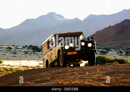 Off-Road in einer alten Serie 3 Land Rover auf einem Whaleback aus der D707 zwischen Tiras Bergen und Dünen der Namib-Naukluft. Stockfoto